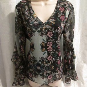 A.Byer women xl floral top ruffled sleeves
